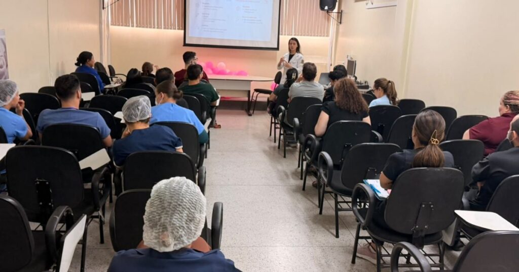 Sessão de ensino em serviço reúne equipe da Moura Tapajóz para discutir hipertensão neonatal
