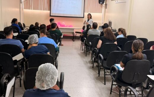 Sessão de ensino em serviço reúne equipe da Moura Tapajóz para discutir hipertensão neonatal