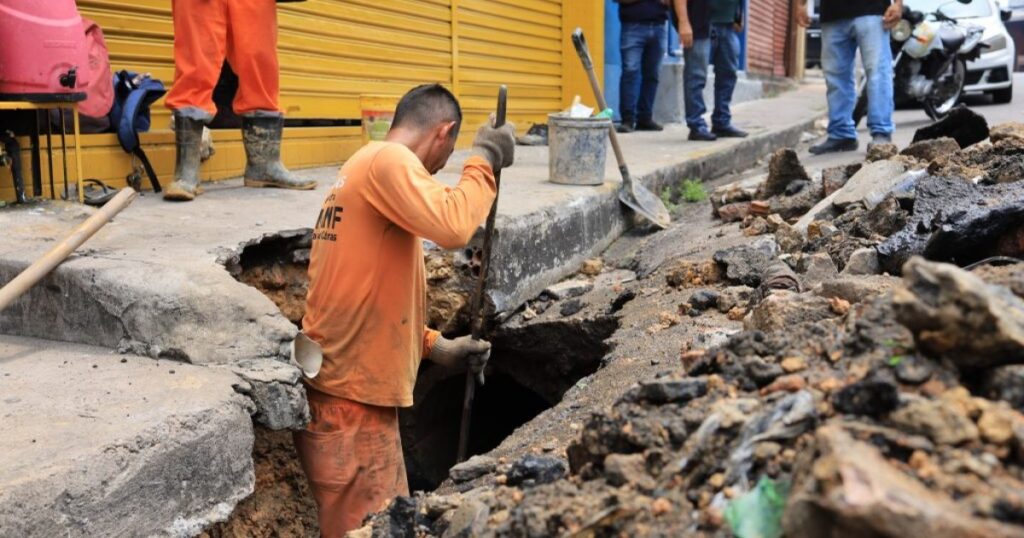 Serviço emergencial busca restabelecer escoamento de águas pluviais na rua São Pedro