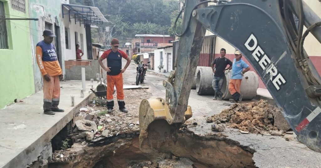 Obra na rua Perugia identifica resíduos e prevê troca de tubos da drenagem