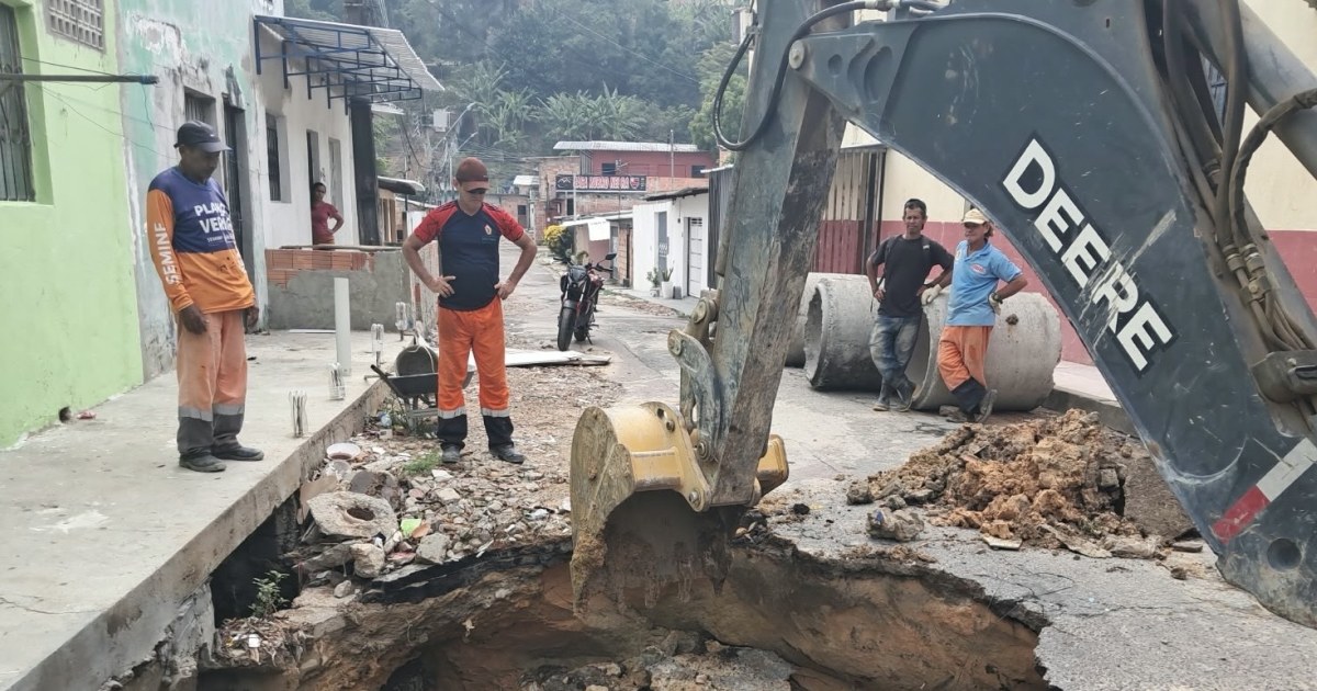 Obra na rua Perugia identifica resíduos e prevê troca de tubos da drenagem