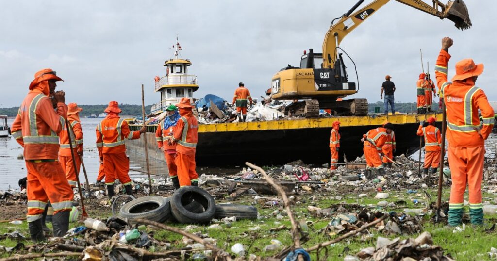 Baixo nível dos rios altera logística da limpeza na orla de Manaus