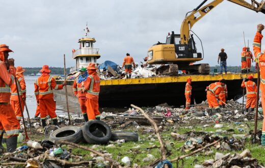 Baixo nível dos rios altera logística da limpeza na orla de Manaus