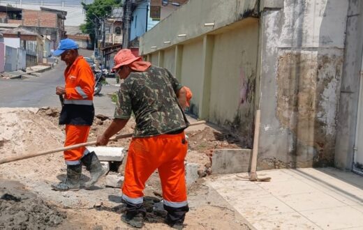 Reconstrução de calçada acompanha nova etapa de drenagem na rua Pitimbu, em Manaus