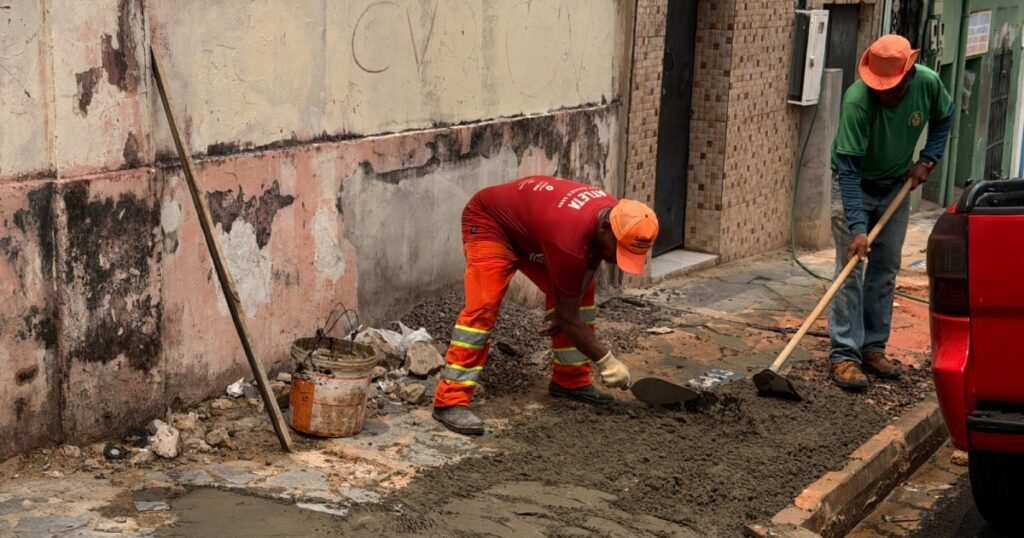 Rompimento de drenagem afeta calçada e mobiliza obra na rua Lima Bacuri