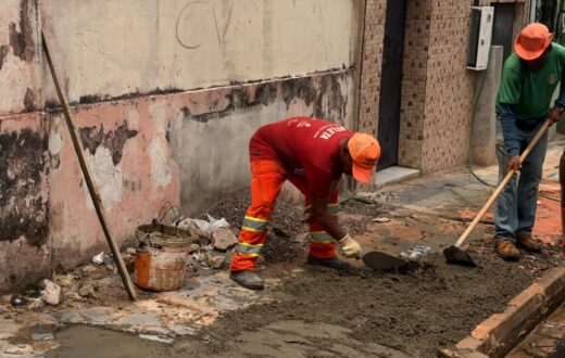 Rompimento de drenagem afeta calçada e mobiliza obra na rua Lima Bacuri