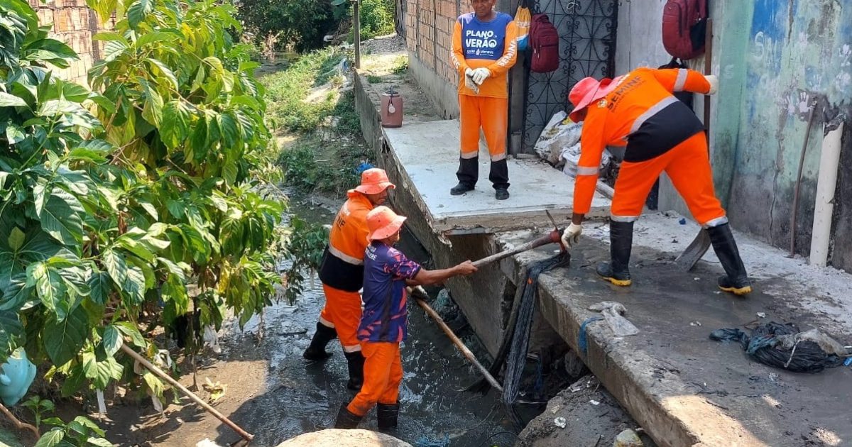 Rua Dário Melo tem caixa coletora desobstruída no Tancredo Neves