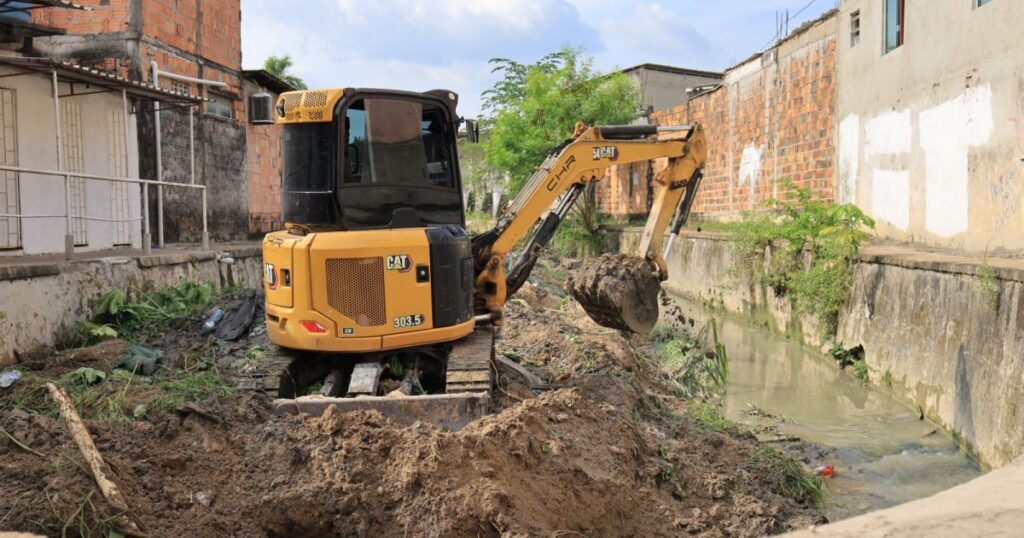 Descarte irregular leva pneus e eletrônicos para igarapé da Cidade de Deus