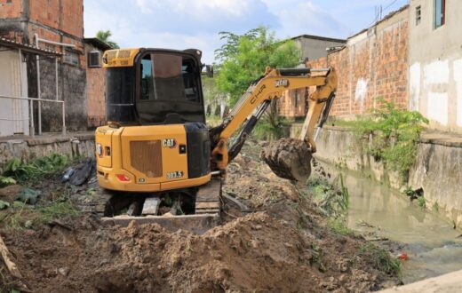Descarte irregular leva pneus e eletrônicos para igarapé da Cidade de Deus