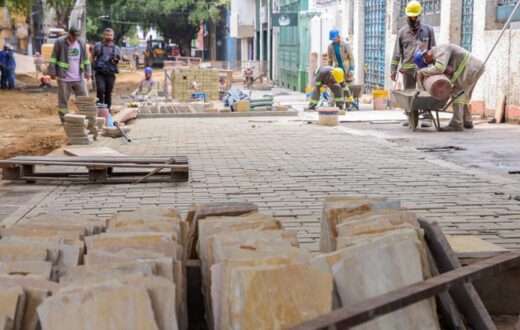 Primeiro trecho da rua Ferreira Pena já tem redes subterrâneas instaladas, diz Prefeitura de Manaus