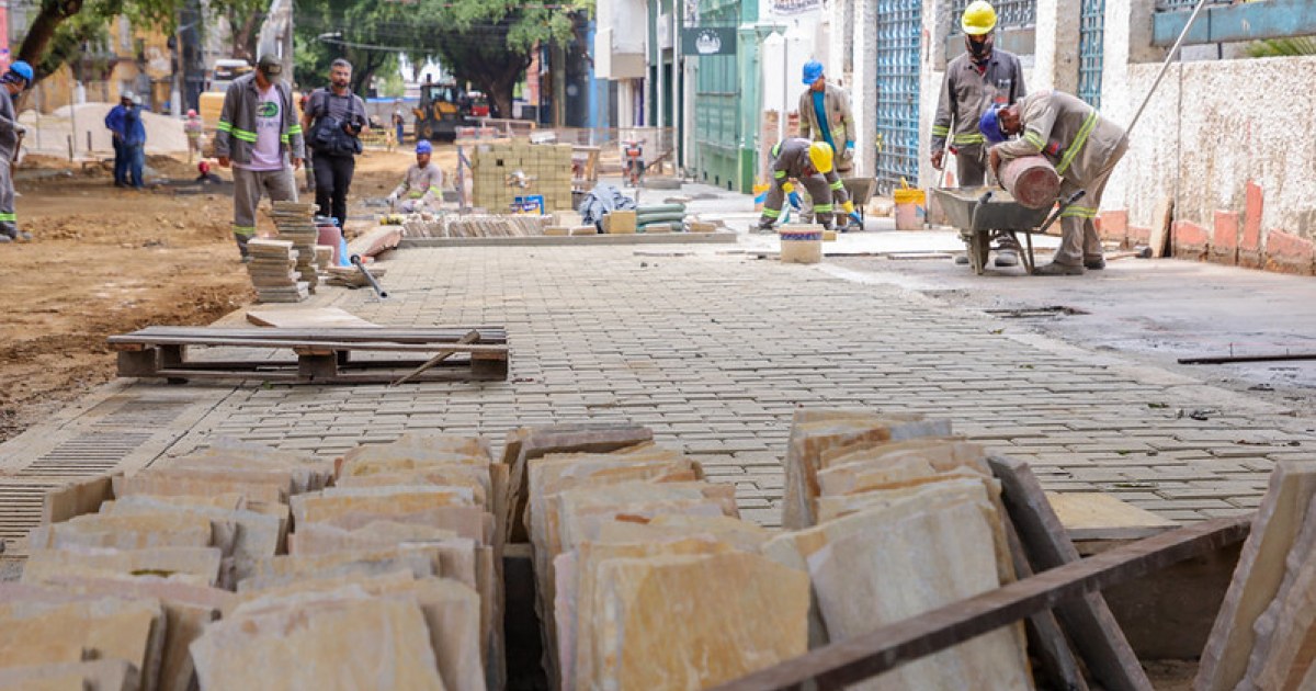 Primeiro trecho da rua Ferreira Pena já tem redes subterrâneas instaladas, diz Prefeitura de Manaus
