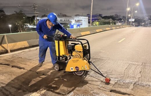 Alça do viaduto Ayrton Senna recebe reparos e pintura durante a madrugada