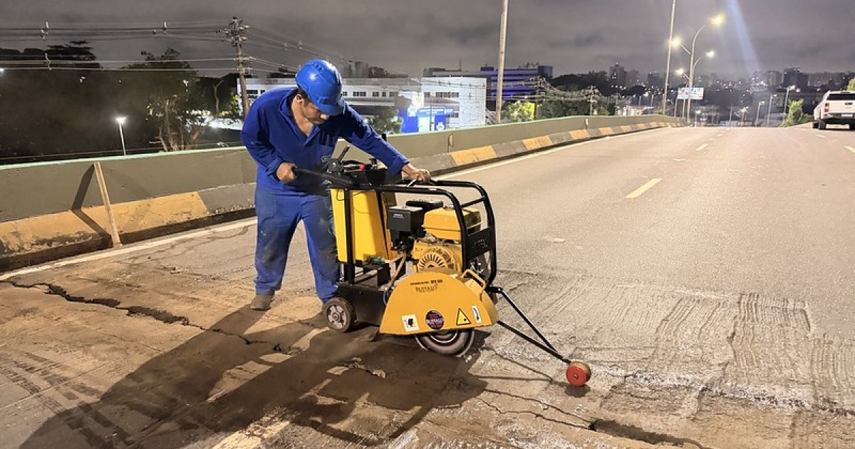 Alça do viaduto Ayrton Senna recebe reparos e pintura durante a madrugada