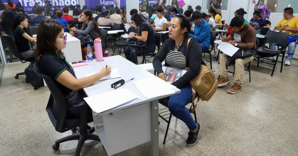 Candidatos terão atendimento para vagas de emprego no shopping Phelippe Daou
