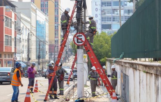 Implurb coordena retirada de fiação sem uso em trecho do Centro Histórico de Manaus