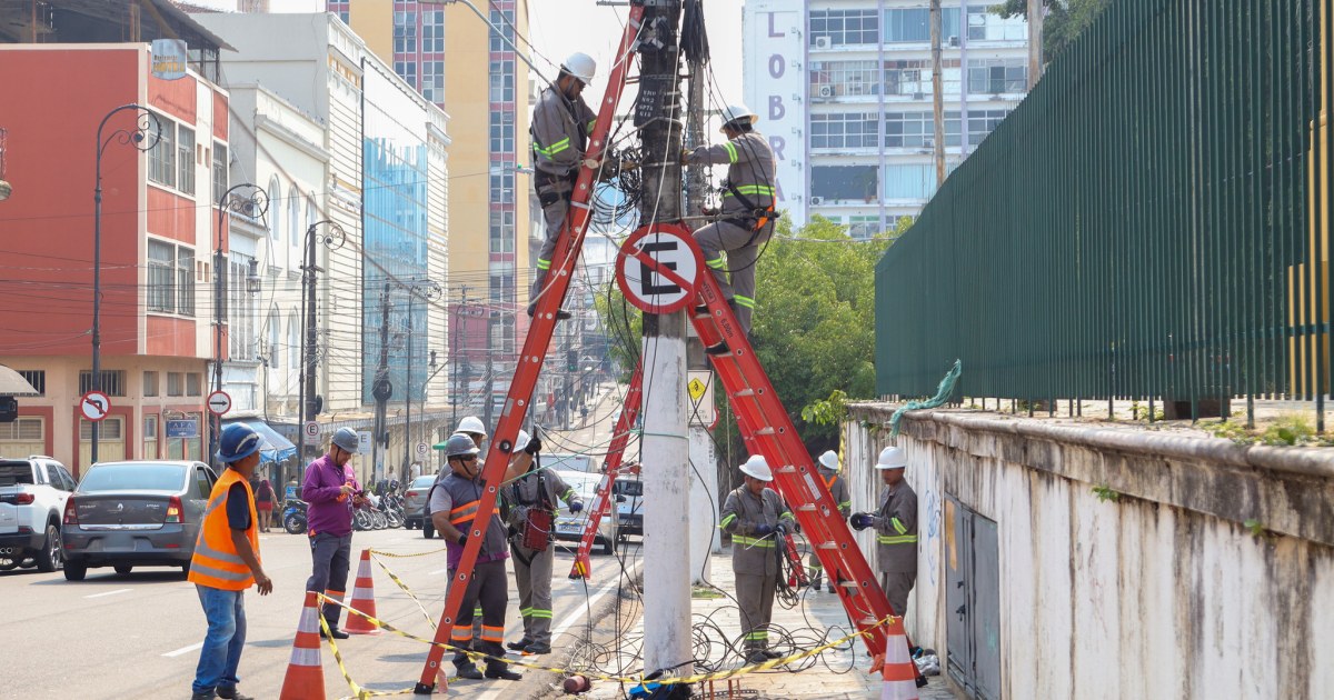 Implurb coordena retirada de fiação sem uso em trecho do Centro Histórico de Manaus
