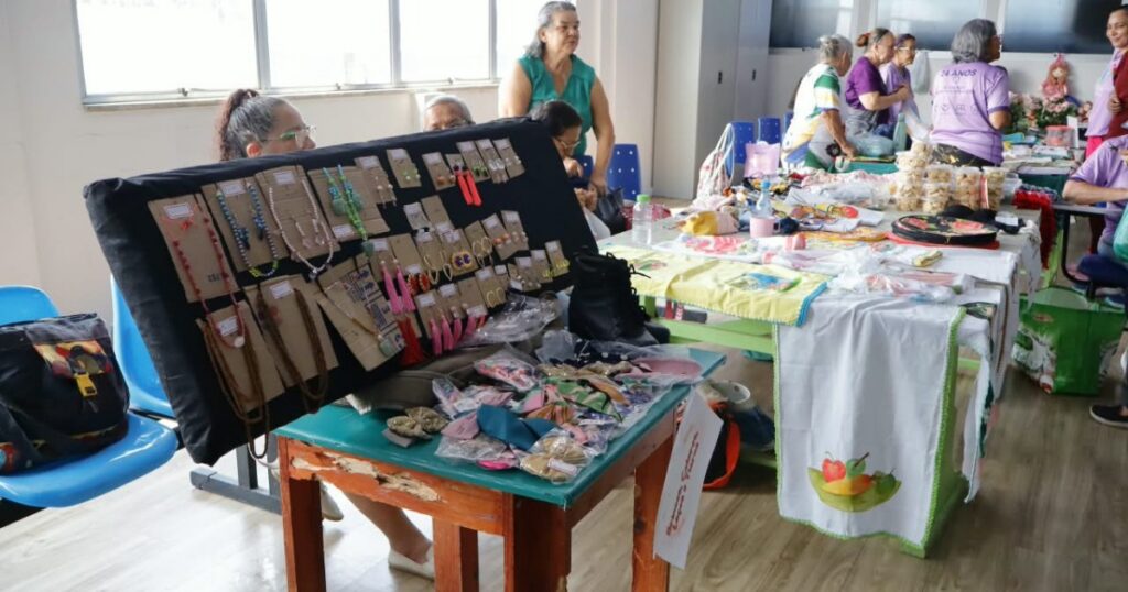 Produtos feitos por pessoas com 60 anos ou mais são apresentados em feira da SES-AM