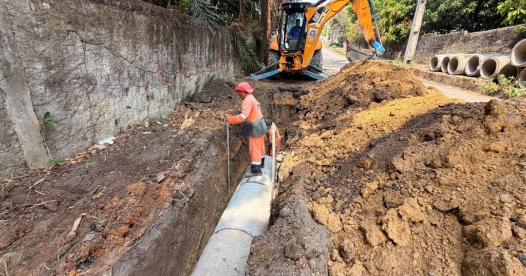 Ligação com caixa coletora orienta obra de drenagem na rua Abirité, em Manaus
