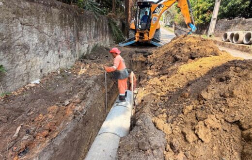Ligação com caixa coletora orienta obra de drenagem na rua Abirité, em Manaus