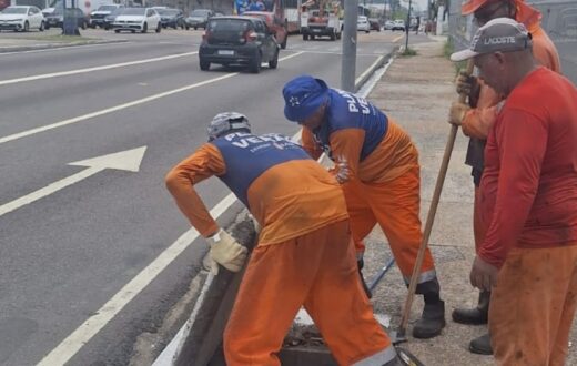 Manutenção da drenagem inclui limpeza de nove caixas na Flores, em Manaus
