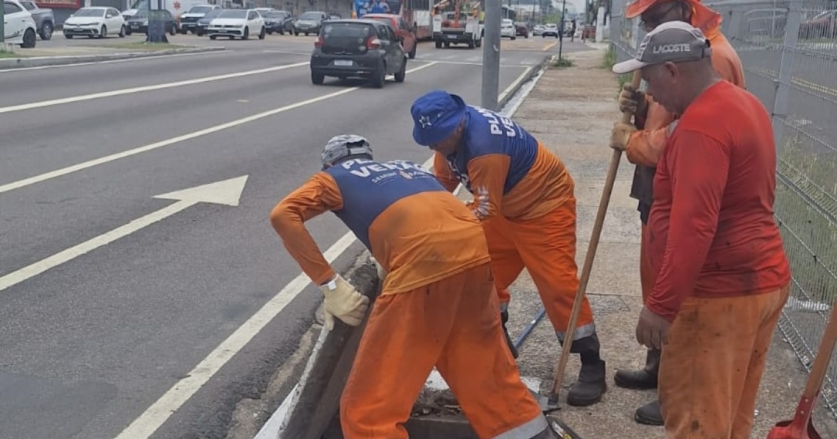 Manutenção da drenagem inclui limpeza de nove caixas na Flores, em Manaus