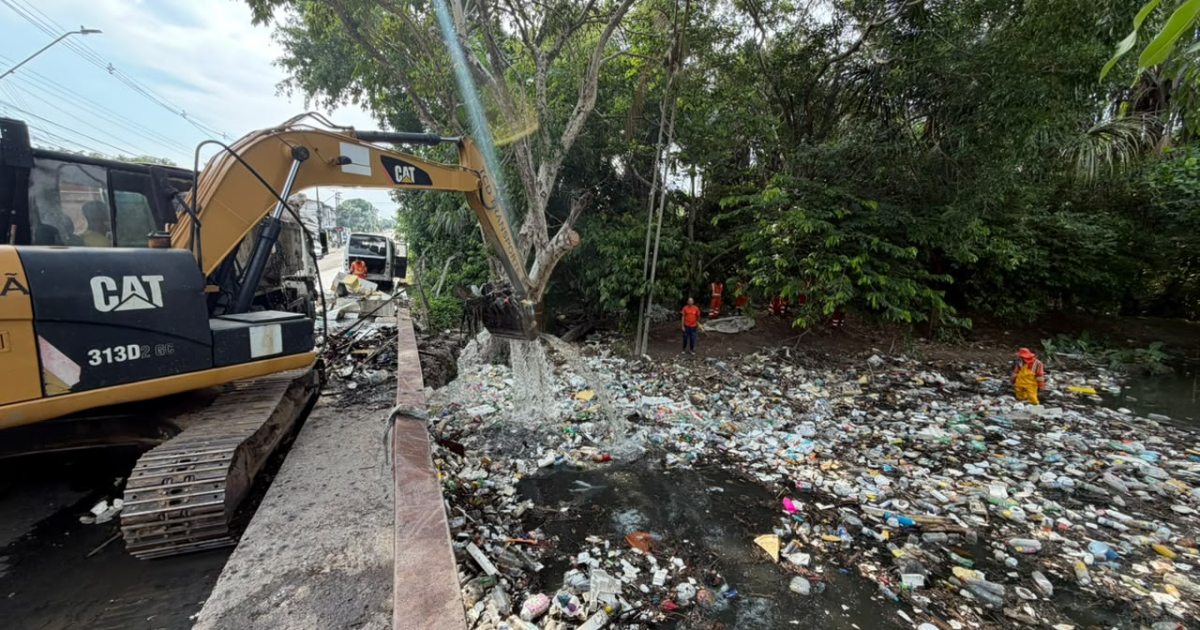 Semulsp retoma limpeza de igarapé no conjunto Senador João Bosco após chuvas