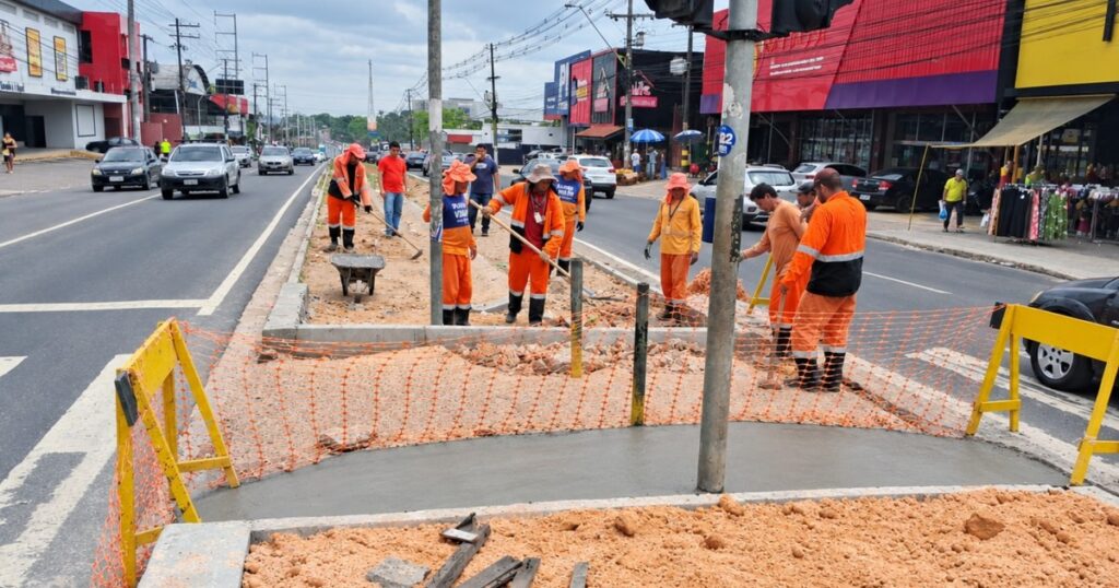 Obra na Torquato Tapajós combina retorno semafórico e adequação para pedestres