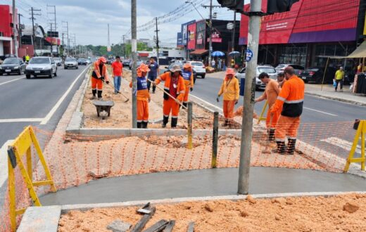 Obra na Torquato Tapajós combina retorno semafórico e adequação para pedestres